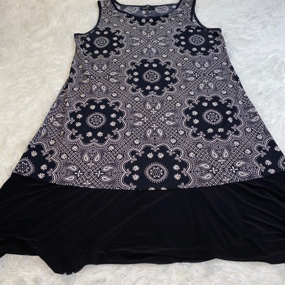 Ronni Nicole Dresses & Skirts - Ronni Nicole sleeveless textured black and white dress